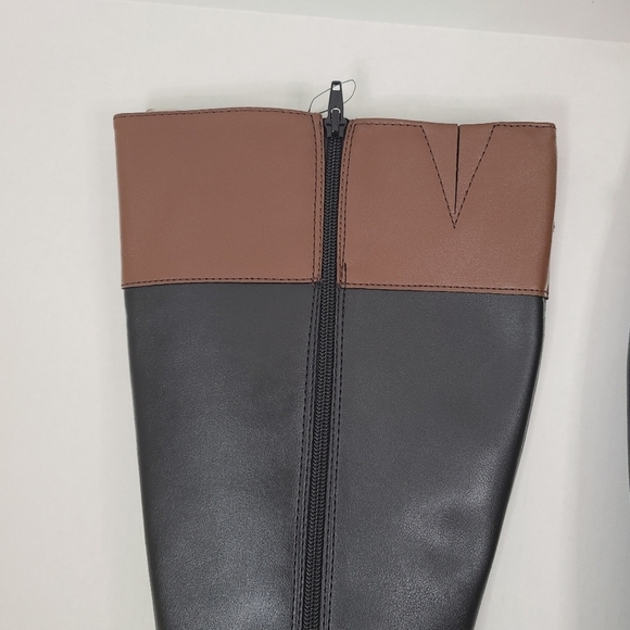 NIB Karen Scott Deliee2 Wide-Calf Riding Boots Black/ Cognac Size 9W - Picture 4 of 8